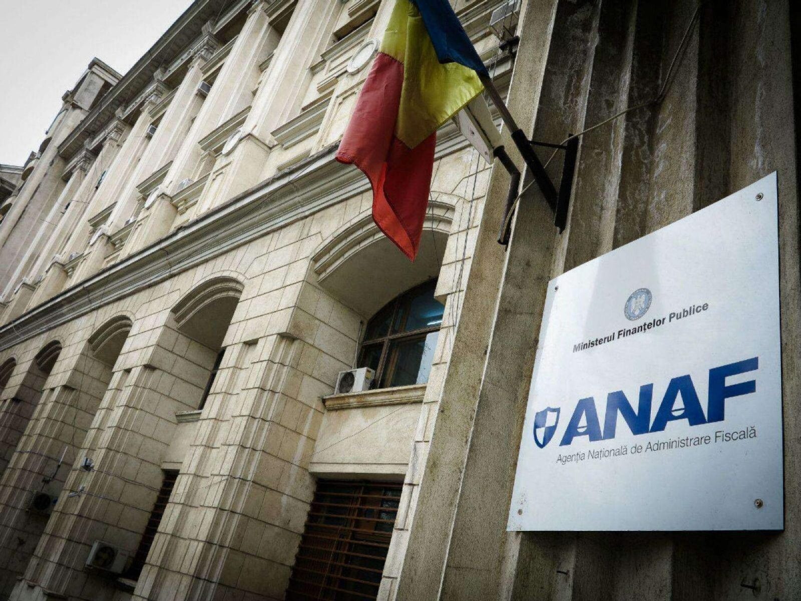 ANAF: Alerte, somații și popriri pe card. Ce trebuie să știi