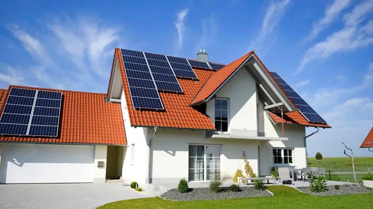 Prosumerii, lovitură financiară: 0,40 lei extra/kWh stocat
