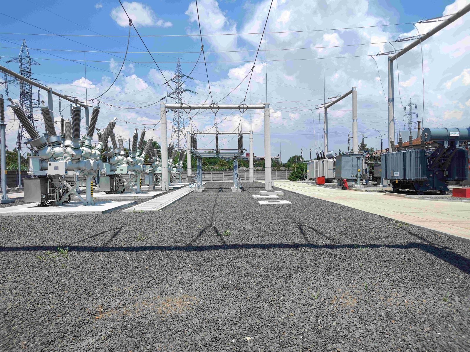 Rețeaua electrică a României, modernizată la Azur cu peste 12 mil. Lei