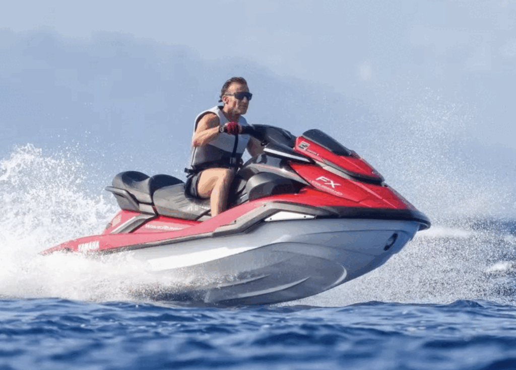 Macron pe jet-ski, val de reacții în Franța