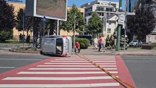 Accident grav în intersecție: Pasageri luați prin surprindere