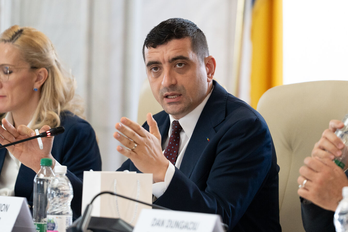 Simion, fruntaș în sondaje, cere alegeri și acuză Bruxellesul de distrugerea Europei