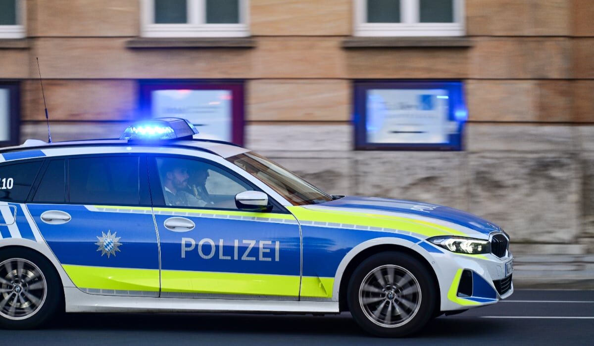 Un șofer român de microbuz a fost dat jos de la volan de polițiștii din Germania. Un pasager i-a luat locul