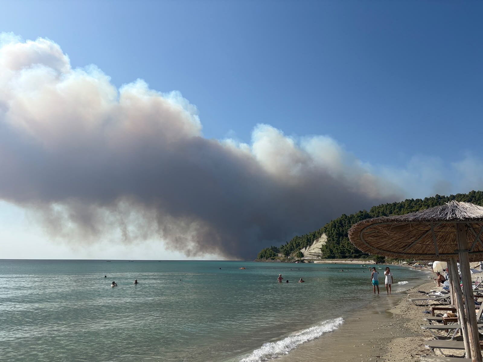 Halkidiki în flăcări: 300 evacuați pe mare din Siviri