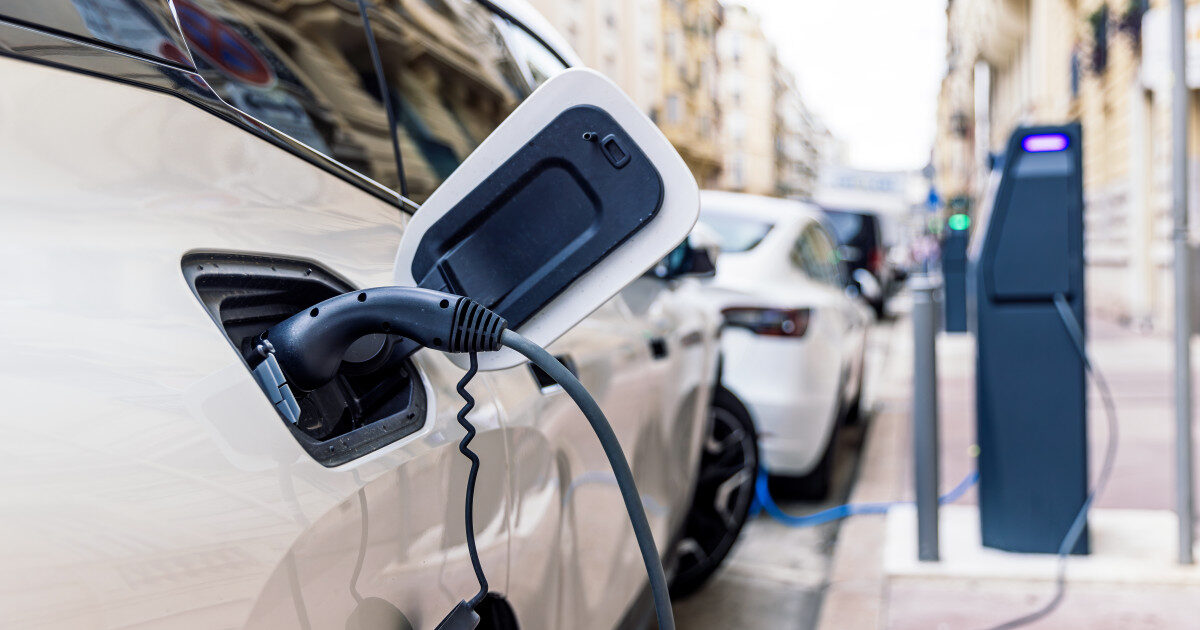 Canicula distruge bateria mașinii electrice. Ce pățește dacă stă ore în soare