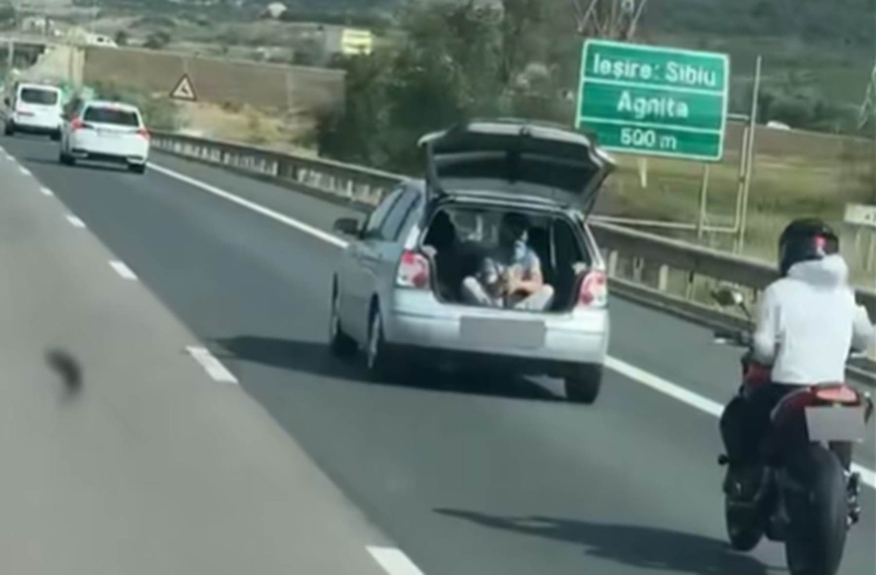Șoc pe A1: Tânăr filmat din portbagaj, motociclist în scenariu