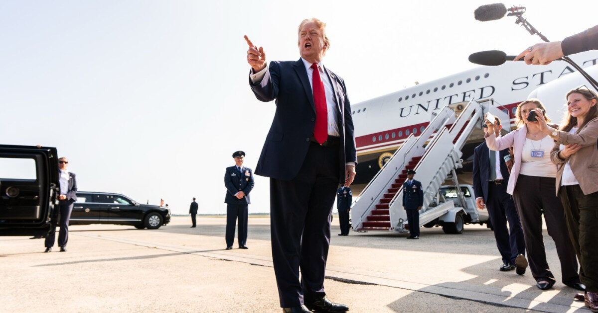 Trump la NATO: Improvizație secretă, dezvăluiri de foști agenți