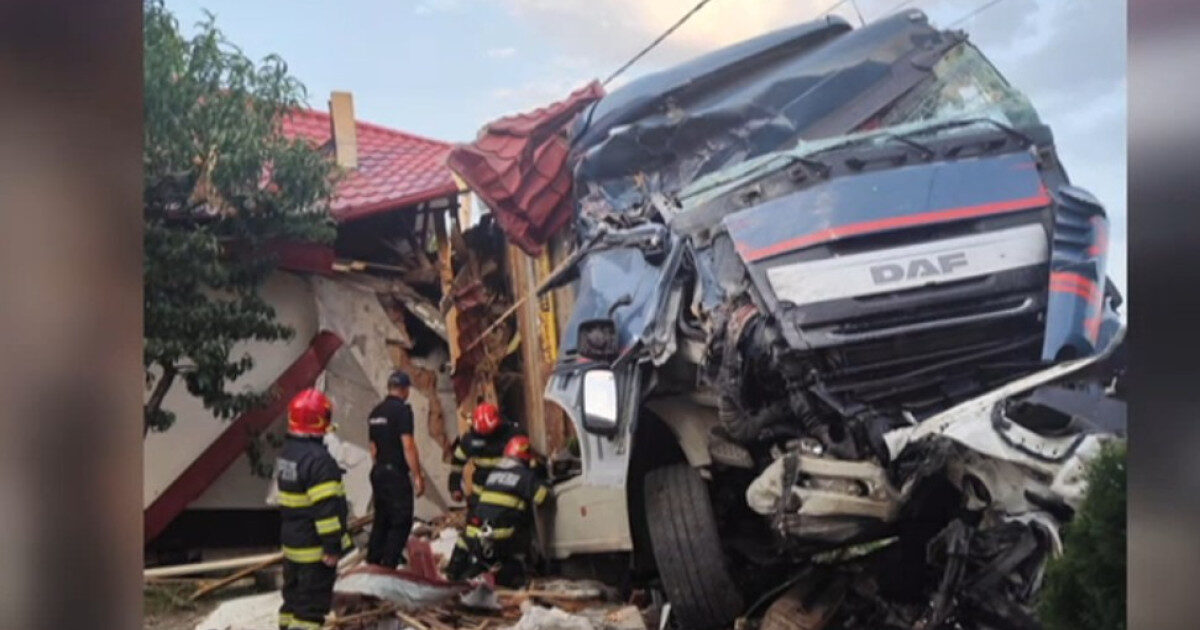 TIR distruge case în Vaslui: Șoferul a pierdut controlul