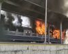 Vagon de tren în flăcări în gară. Anunțul CFR