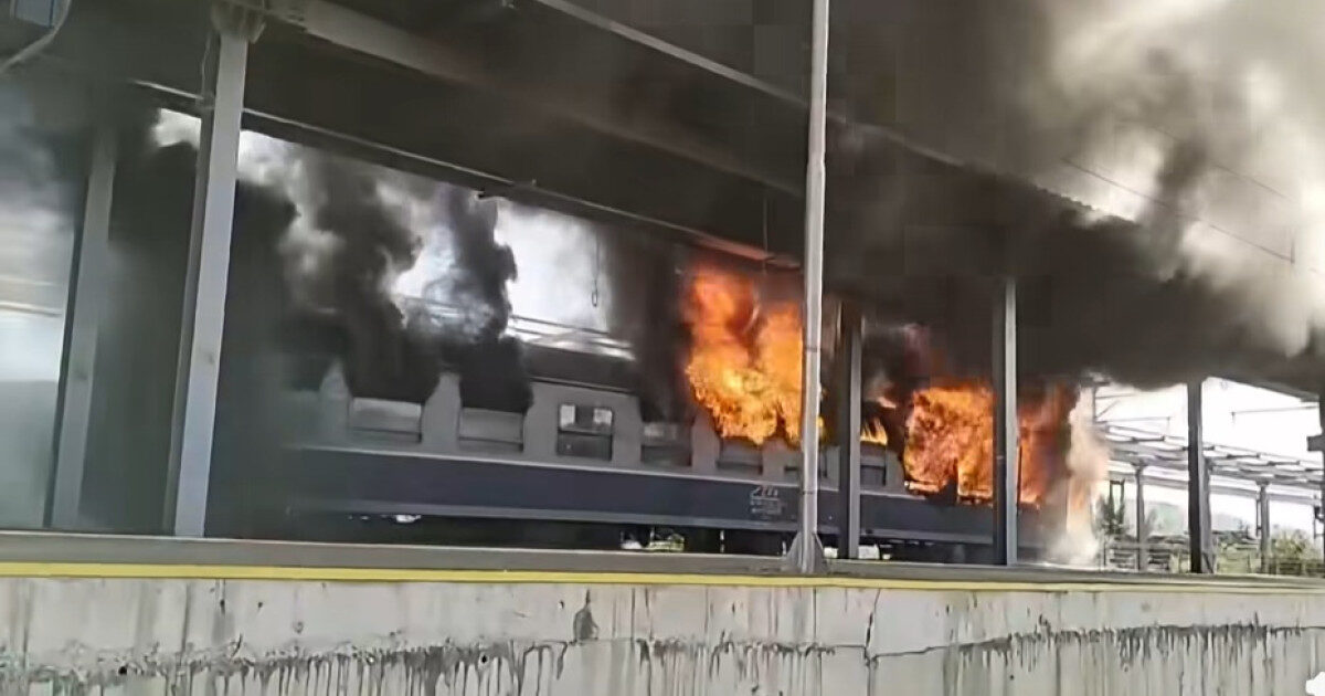 Vagon de tren în flăcări în gară. Anunțul CFR