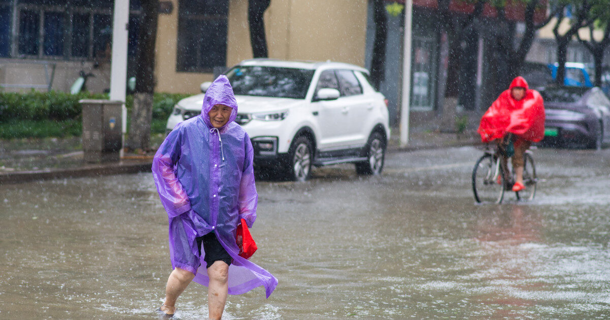 Taifunul Dolphin a lovit China: Evacuări masive, zboruri anulate