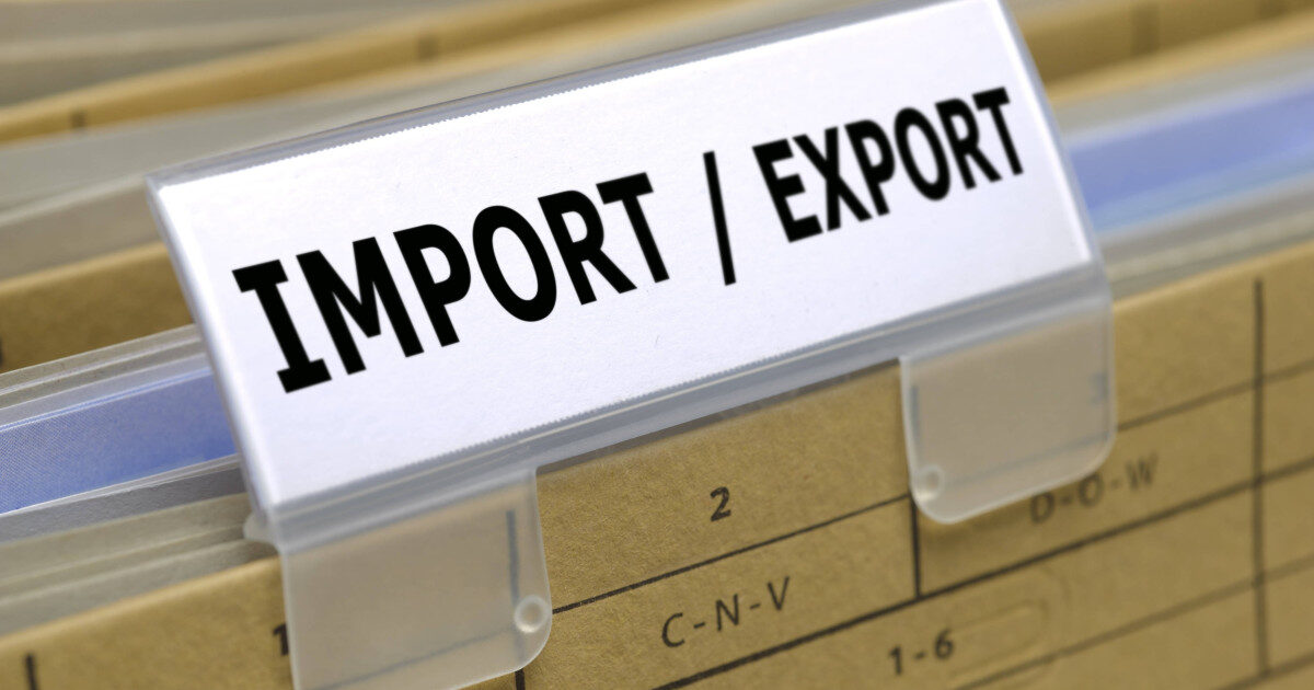România, deficit comercial mai mic: Exporturile trag în sus, importurile cresc