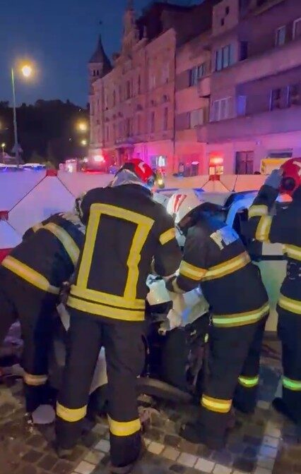 Rescrie acest titlu ca un jurnalist român experimentat. Între 55-70 caractere, captivant, direct. Stilul ziarelor Libertatea, Adevărul, HotNews. Titlu: Braşov: Un autoturism a urcat pe un sens giratoriu şi a ajuns pe trotuar, unde a lovit trei pietoni/ Doi bărbaţi au murit, alţi doi – între care şoferul – fiind răniţi

REGULI STRICTE:
– Răspunde cu UN SINGUR titlu, nimic altceva
– Prima literă din titlu TREBUIE să fie MAJUSCULĂ
– NUMELE PROPRII CU LITERĂ MARE OBLIGATORIU: Donald Trump (nu donald Trump), Mircea Lucescu (nu mircea lucescu), București (nu București), România (nu românia), Europa (nu europa)
– Folosește DIACRITICE corecte: Ă, î, â, ș, ț (nu a, i, a, s, t). Exemplu: Mașină (nu masina), încă (nu inca), față (nu fata)
– Fără ghilimele în jurul titlului
– INTERZIS majuscule la fiecare cuvânt (Title Case). CORECT: „Controverse pe piața de inteligență artificială”. GREȘIT: „Controverse Pe Piața De Inteligență Artificială”. Doar prima literă mare + nume proprii
– Fără punct la finalul titlului
– Fără „Iată ce…”, „Află cum…”, „Descoperă…”, „Află acum”, „Surpriză:”
– Semnul de exclamare (!) este COMPLET INTERZIS în titlu – nu folosi ! niciodată
– SCRIE DOAR ÎN LIMBA ROMÂNĂ – dacă titlul original e în altă limbă, traduce-l
– Fără formatare markdown sau HTML