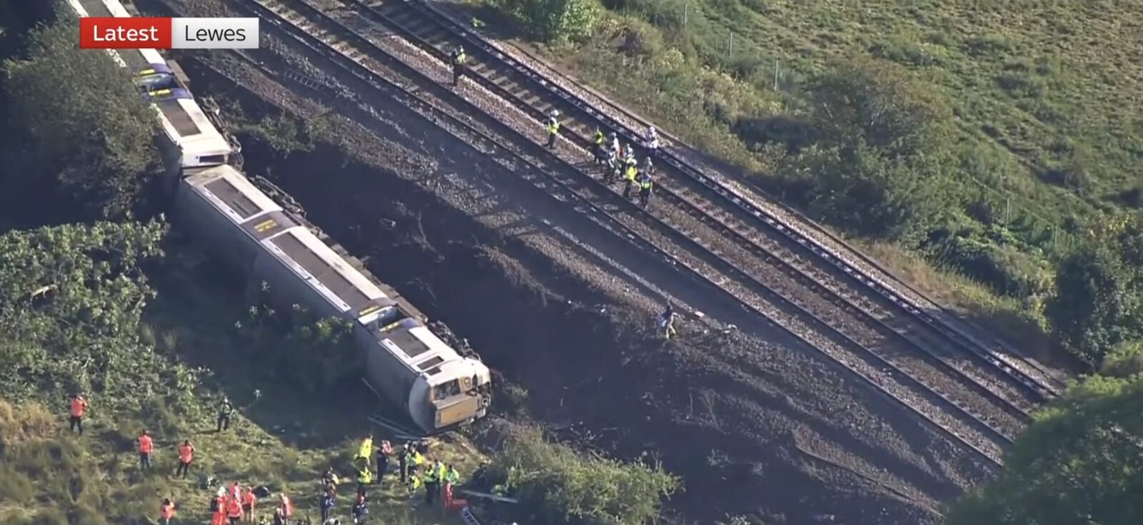 Accident feroviar grav lângă Brighton: Pasageri blocați în vagoane