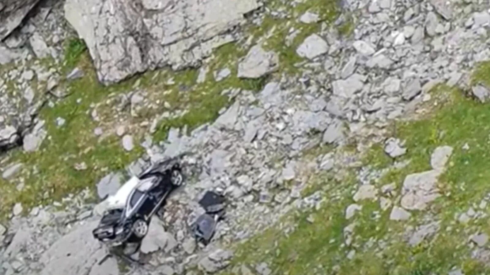 TRANSFĂGĂRAȘAN: Mașină distrusă în râpă după un stop foto-video
