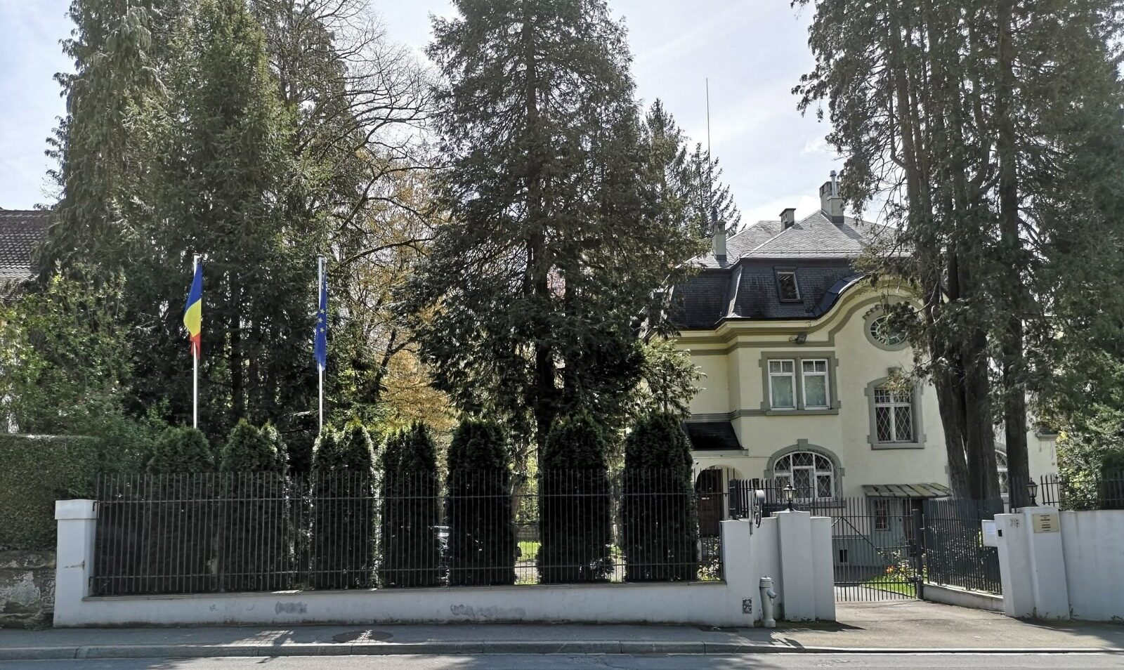 Atac cu foc la Ambasada României din Elveția