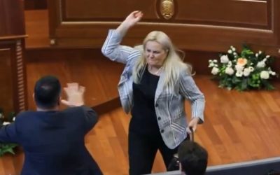 Premierul Kosovo, atacat cu ouă în Parlament de o deputată