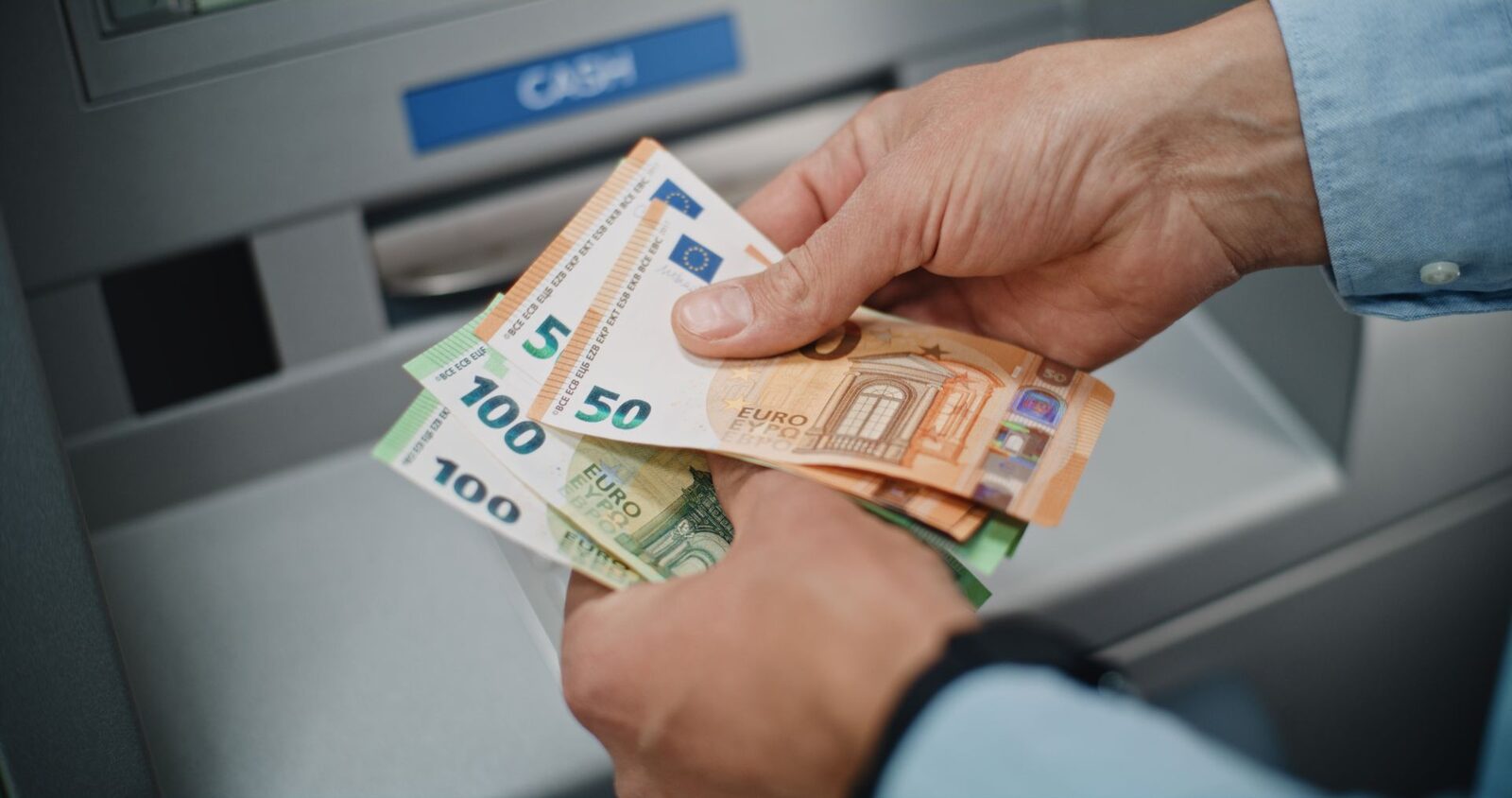 Ferește-te de bani falși în străinătate, verifică-ți banii
