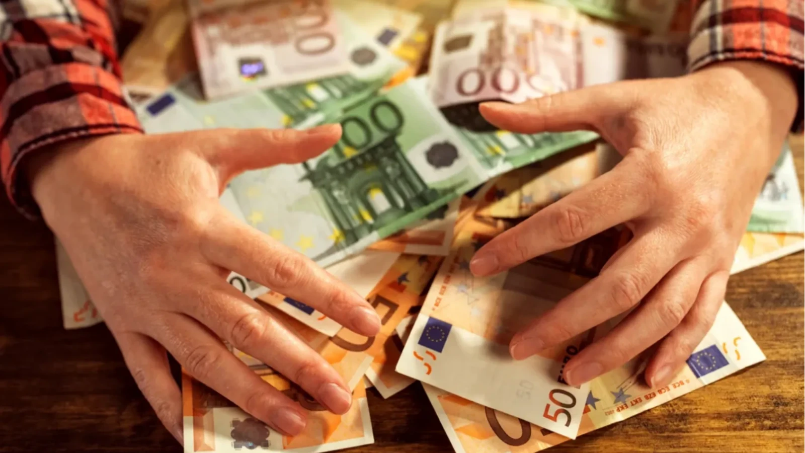 000€ în mobilă: Găsitorii au predat-o, dar povestea a luat-o razna