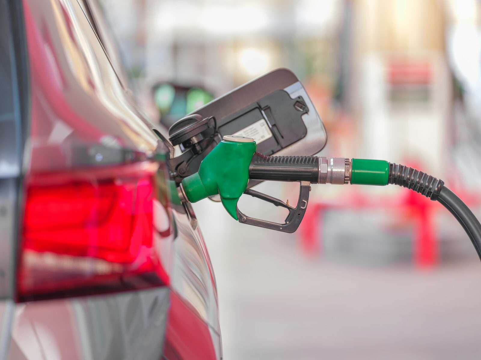 Benzină și motorină mai scumpe: Prețuri noi la pompa de carburant