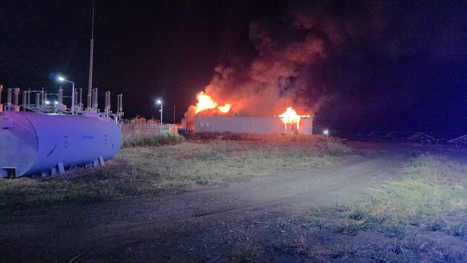 Incendiu hală baterii Buzău: Forțe mobilizate masiv
