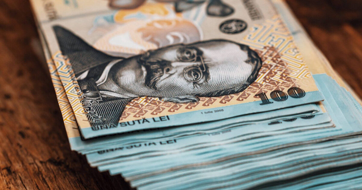 Pensionară jefuită de 50.000 lei de un fals curier bancar