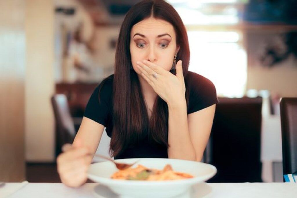 7 semne suspecte la stomac ce ascund cancer. Nu le ignora