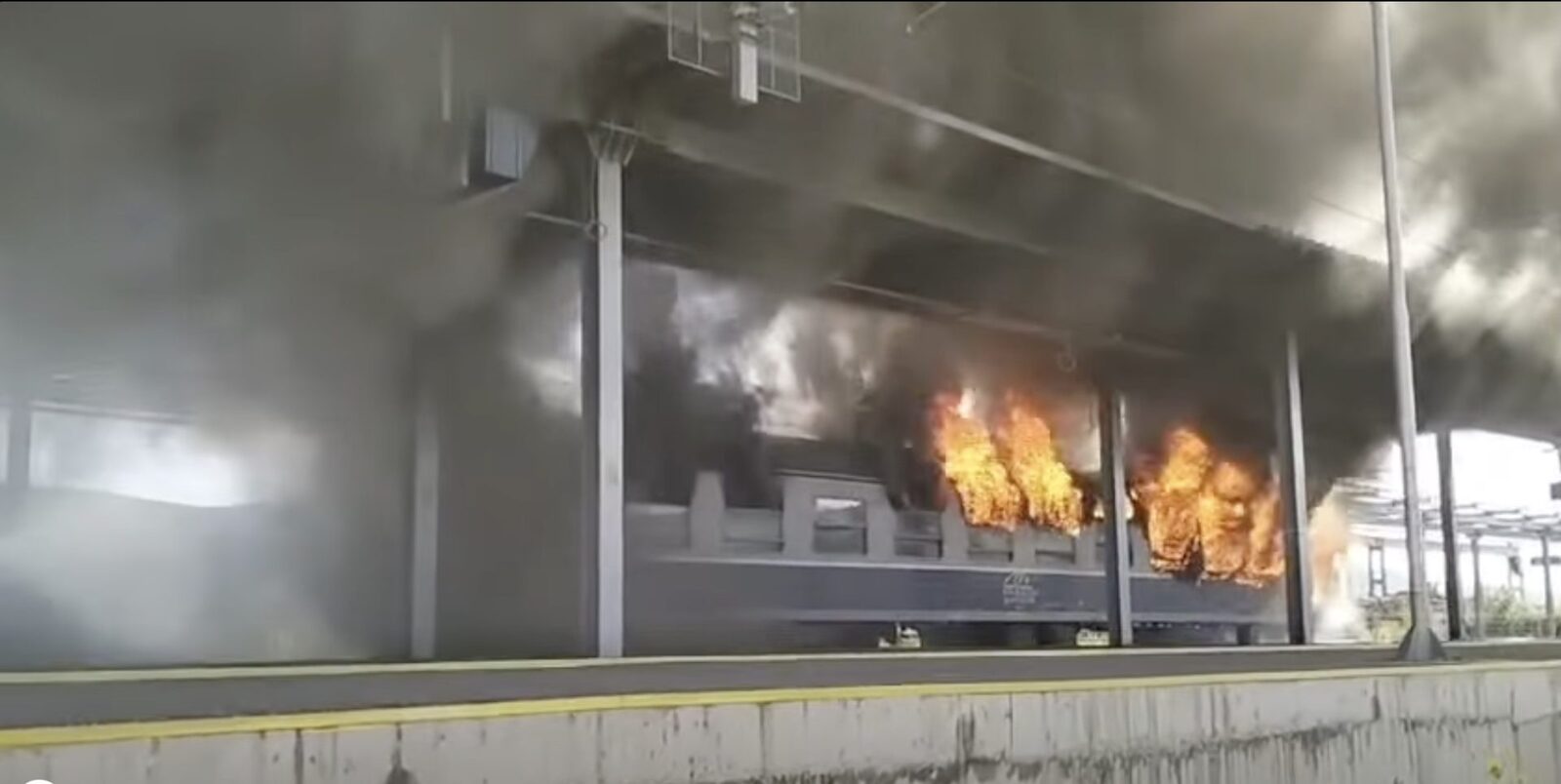 Incendiu în gara Ilteu: Ultimul vagon al unui tren Regio a luat foc