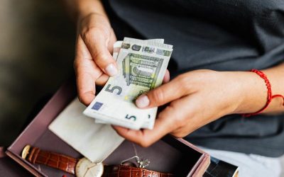 Euro: Cash învinge mobilul, dar plata digitală crește vertiginos