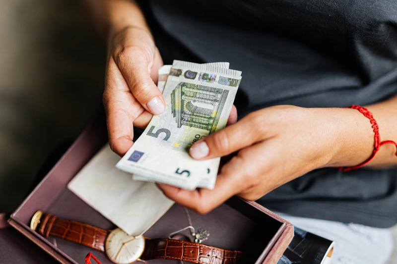 Euro: Cash învinge mobilul, dar plata digitală crește vertiginos