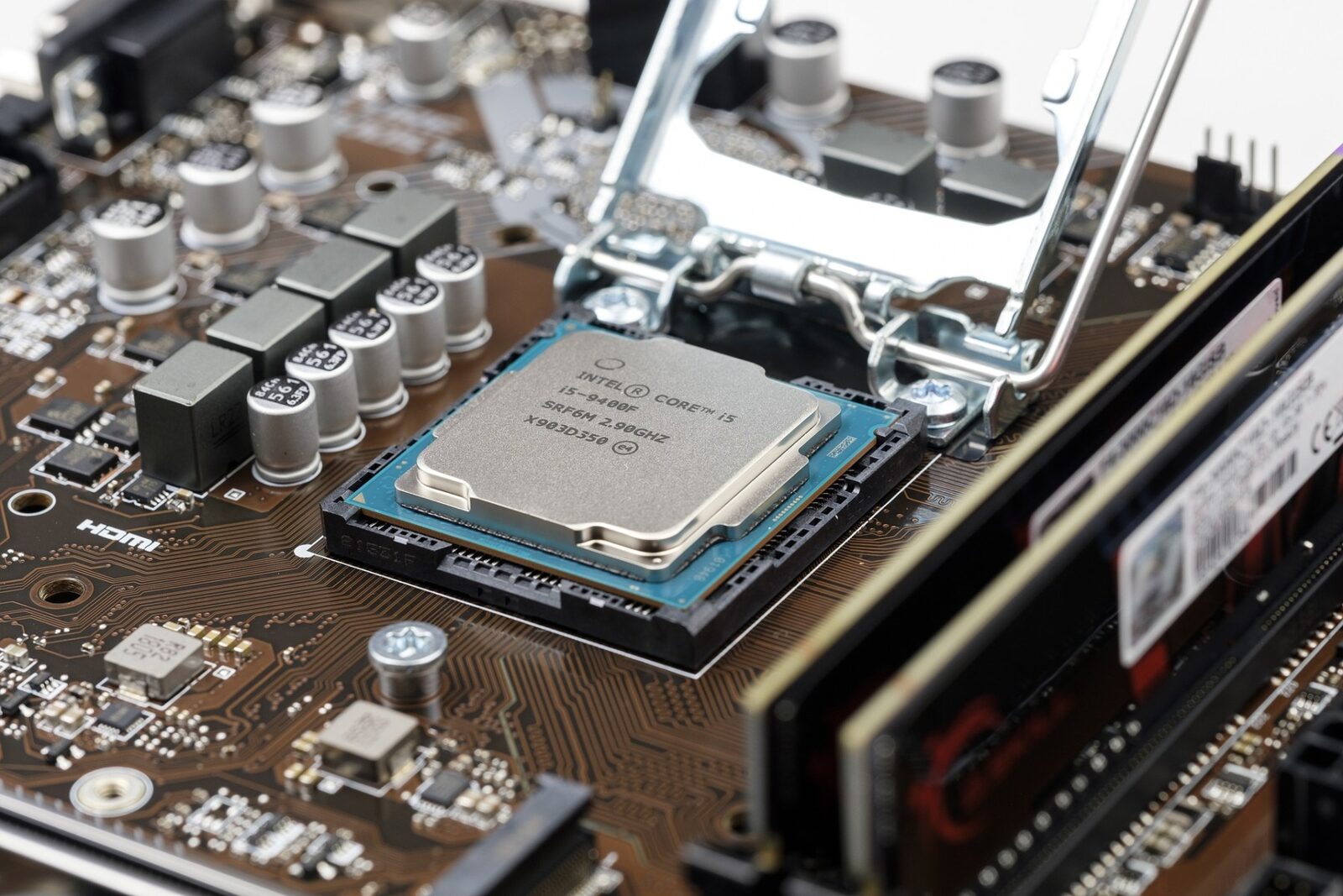Intel vinde acțiuni de 15 miliarde $