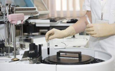 Rescrie acest titlu ca un jurnalist român experimentat. Între 55-70 caractere, captivant, direct. Stilul ziarelor Libertatea, Adevărul, HotNews. Titlu: Analiza pe care orice persoană cu diabet ar trebui s-o facă anual. Poate arăta că rinichii suferă înainte să apară simptome

REGULI STRICTE:
– Răspunde cu UN SINGUR titlu, nimic altceva
– Prima literă din titlu TREBUIE să fie MAJUSCULĂ
– NUMELE PROPRII CU LITERĂ MARE OBLIGATORIU: Donald Trump (nu donald Trump), Mircea Lucescu (nu mircea lucescu), București (nu București), România (nu românia), Europa (nu europa)
– Folosește DIACRITICE corecte: Ă, î, â, ș, ț (nu a, i, a, s, t). Exemplu: Mașină (nu masina), încă (nu inca), față (nu fata)
– Fără ghilimele în jurul titlului
– INTERZIS majuscule la fiecare cuvânt (Title Case). CORECT: „Controverse pe piața de inteligență artificială”. GREȘIT: „Controverse Pe Piața De Inteligență Artificială”. Doar prima literă mare + nume proprii
– Fără punct la finalul titlului
– Fără „Iată ce…”, „Află cum…”, „Descoperă…”, „Află acum”, „Surpriză:”
– Semnul de exclamare (!) este COMPLET INTERZIS în titlu – nu folosi ! niciodată
– SCRIE DOAR ÎN LIMBA ROMÂNĂ – dacă titlul original e în altă limbă, traduce-l
– Fără formatare markdown sau HTML