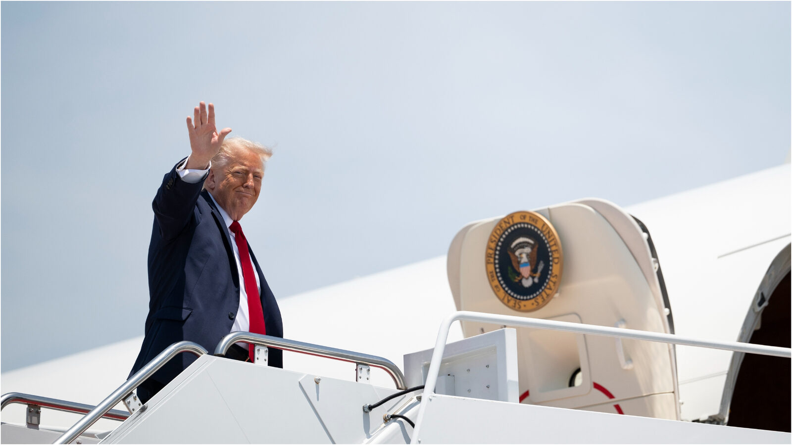 Trump, luat pe furiș cu un cărucior de catering