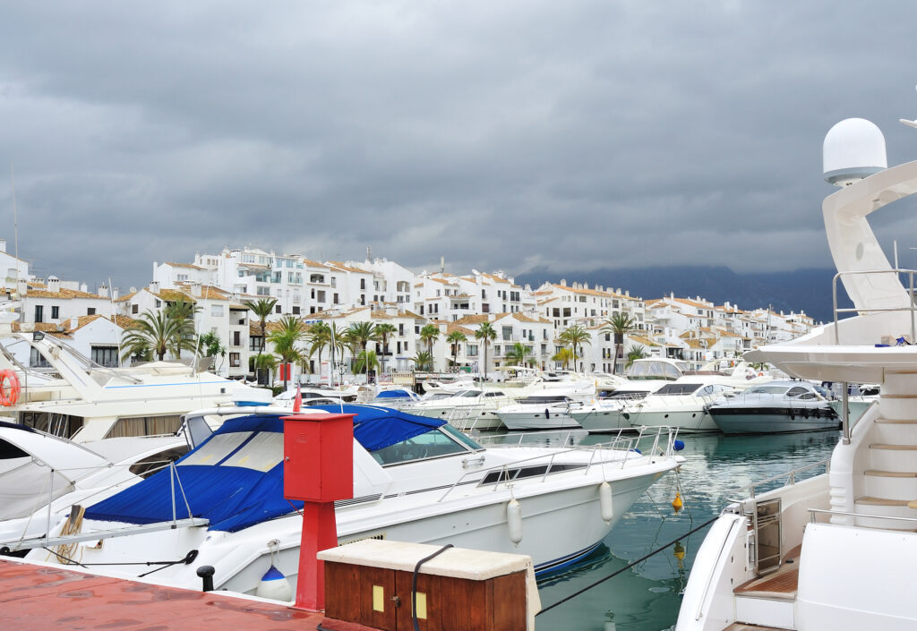 Românii din Marbella: Viața milionarilor, la noi în cartier