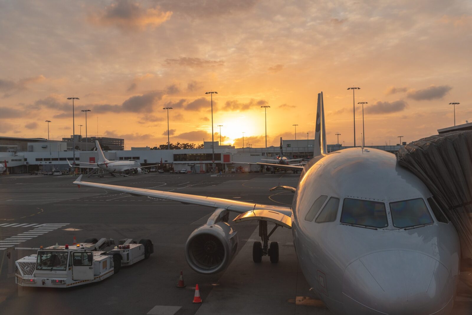 Airbus A320 a frânat brusc la aeroport, evitând Boeing Qatar Airways