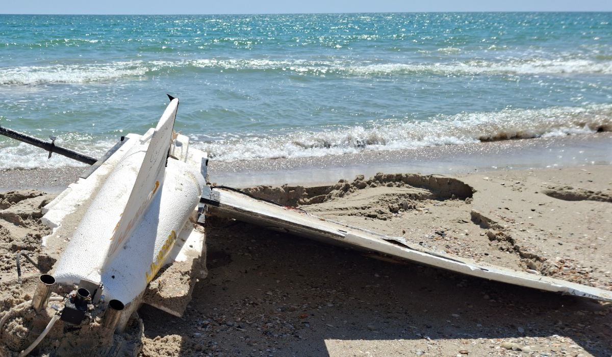 Fragment de dronă pe plaja din Olimp. Zonă restricționată