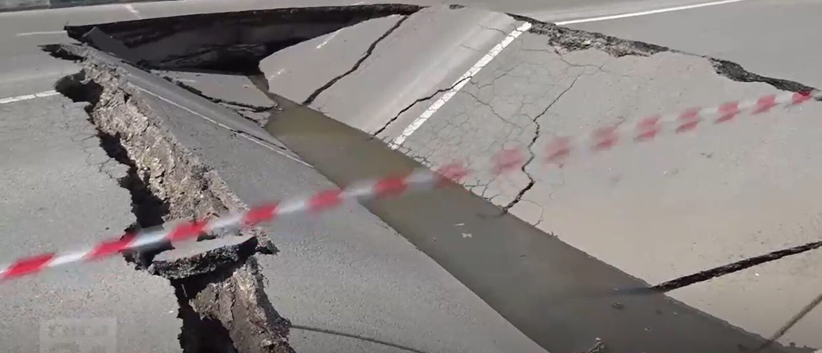 Prăbușire pe Eroilor! Apa Nova intervine în București