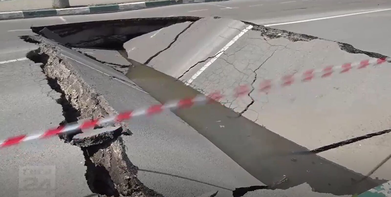 Prăbușire pe Eroilor! Apa Nova intervine în București