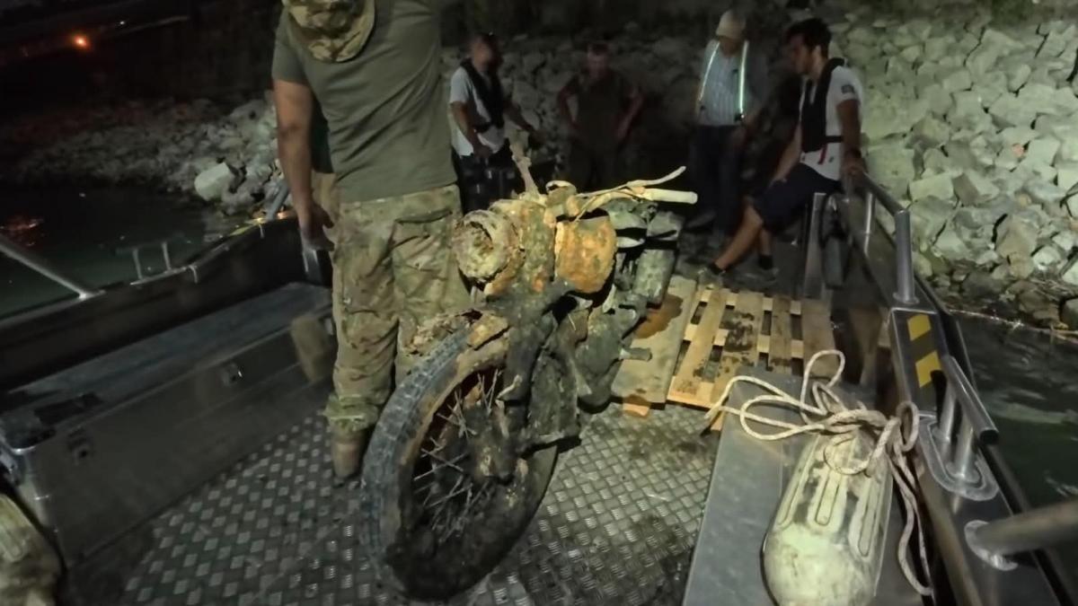 Dunărea, groapă comună: Motocicletă militară din WWII, lângă Parlament