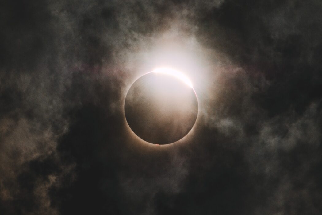 Eclipsa de Soare a trecut. Ce se schimbă pentru fiecare zodie