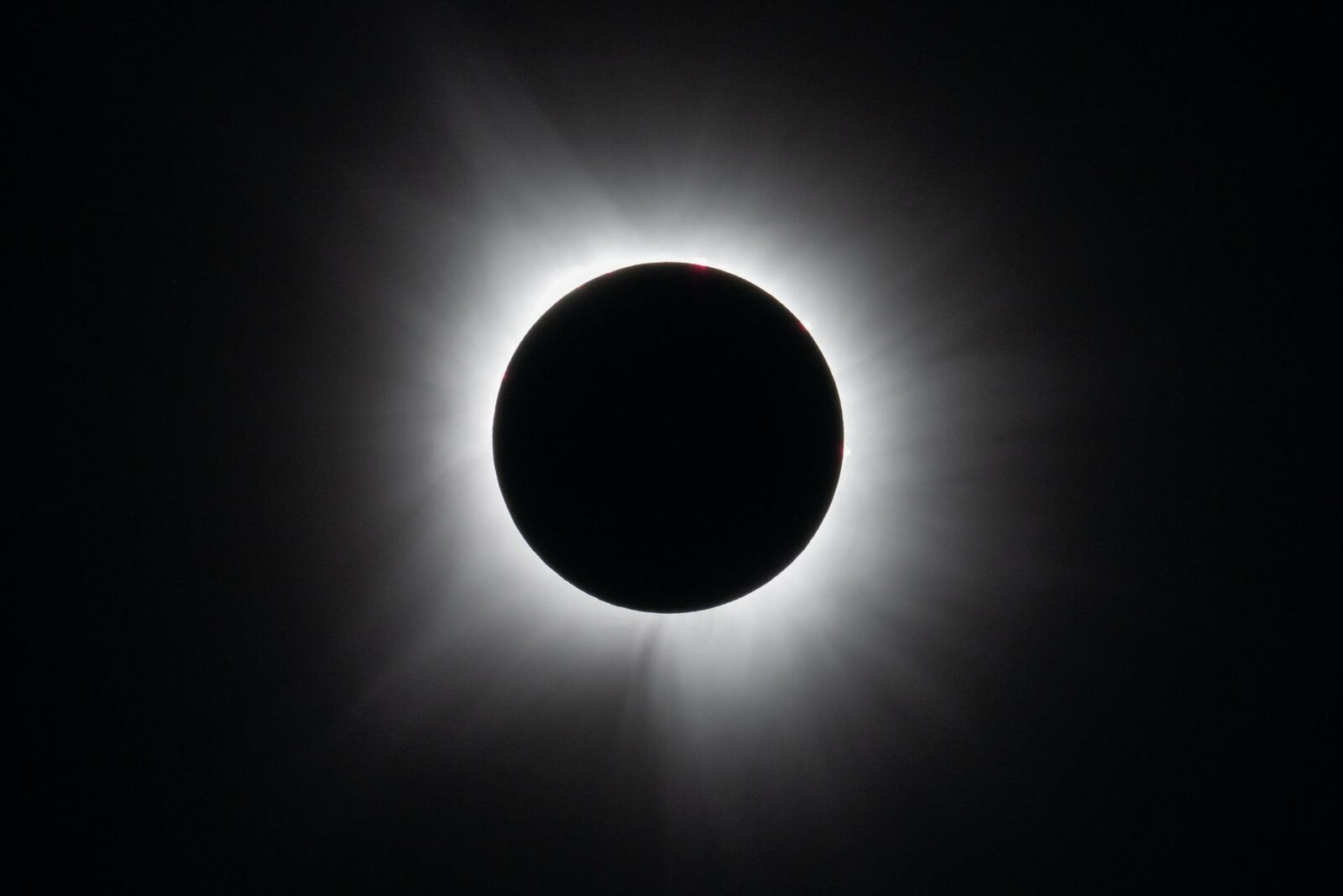 NASA prinde umbra eclipsei: Întunericul total durează 3 minute