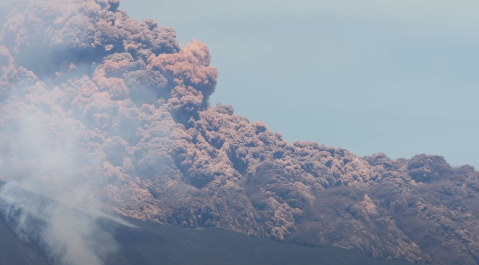 Etna blochează CATANIA: Mii de turiști blocați în plin sezon