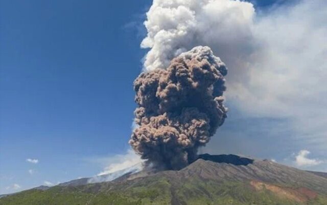 Etna blochează Catania: Zboruri suspendate, haos spre Malta