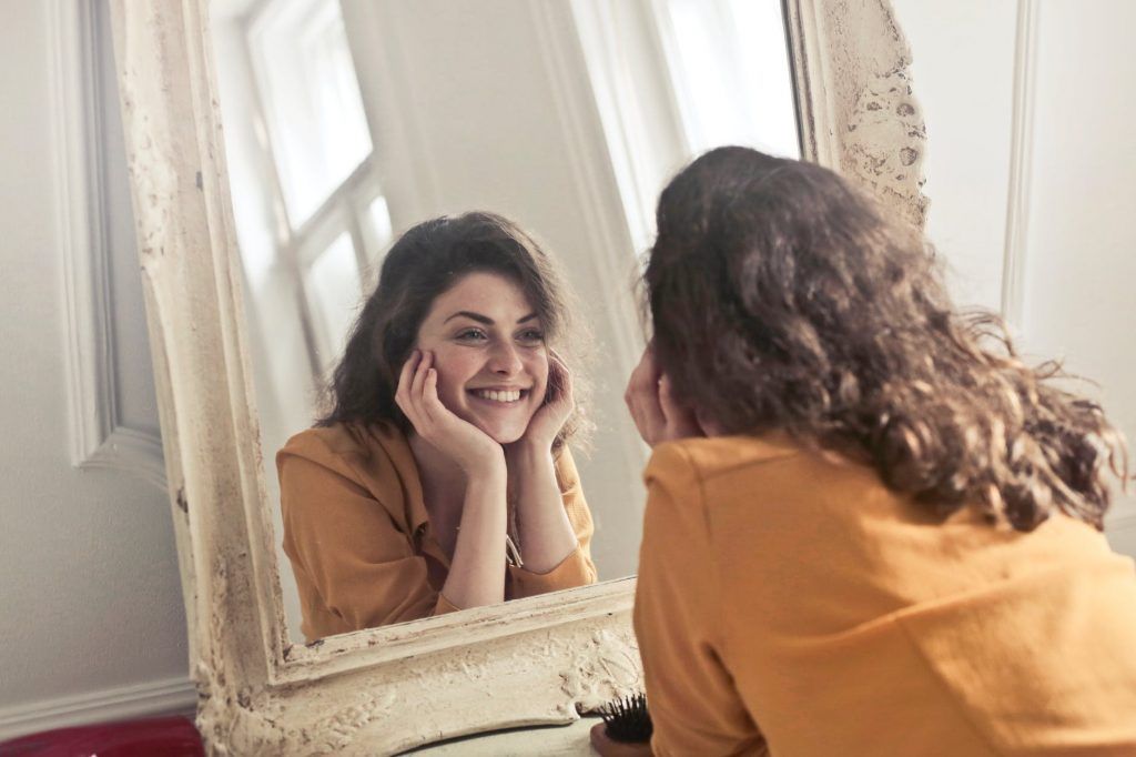 Cameră ascunsă? Verifică oglinda din hotel cu degetul