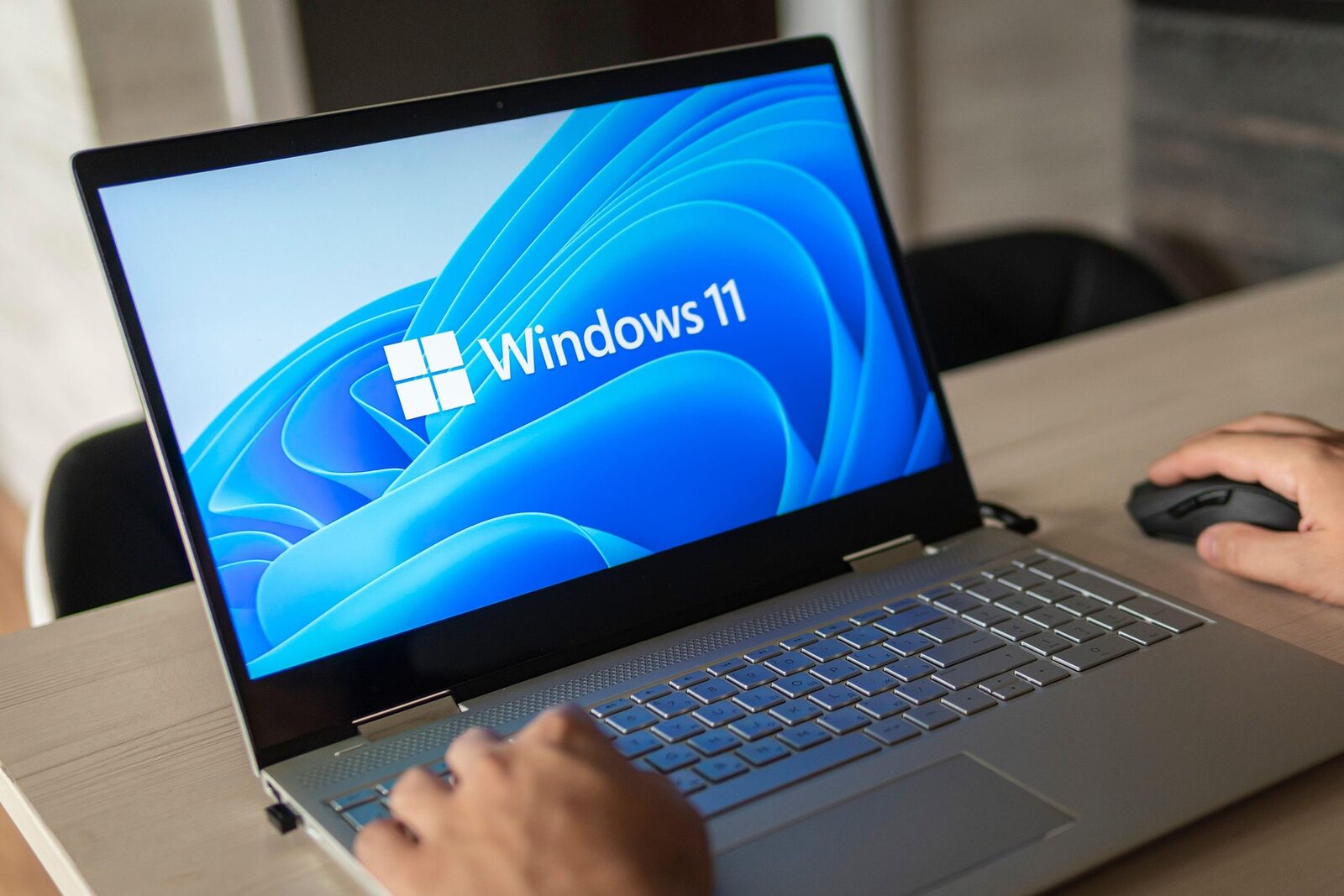 Windows 11 fură din viteză laptopului tău chiar și la priză