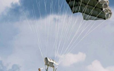 Mureș: Parașutiști militari răniți grav după ce vântul i-a prins în plase