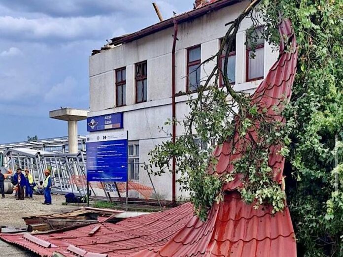 Vântul a smuls acoperișuri, zeci de mașini, avarii majore