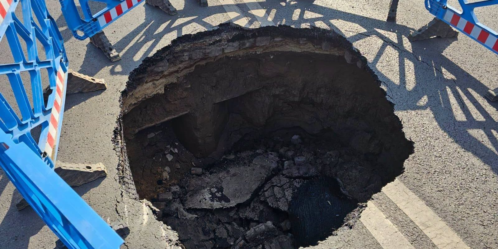 Bulevardul Eroilor, București: Carosabil surpat, groapă de 3 metri