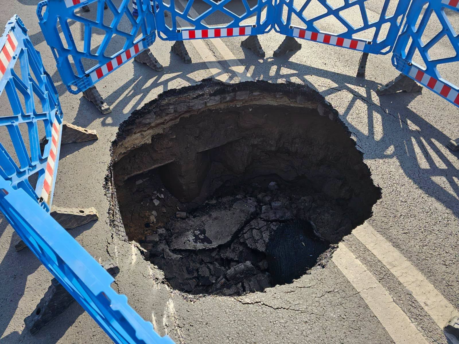 Bulevardul Eroilor, București: Carosabil surpat, groapă de 3 metri