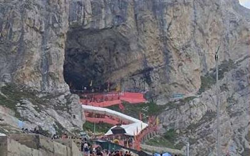 Oameni la Peștera Sfântă: 5000 de pelerini au văzut darshan